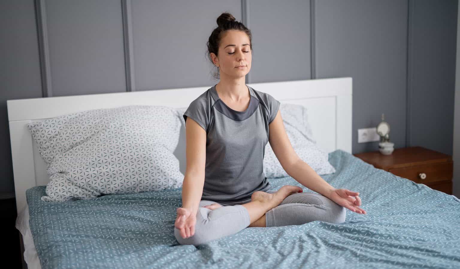 a aldy do meditation-before-bed-help-sleep