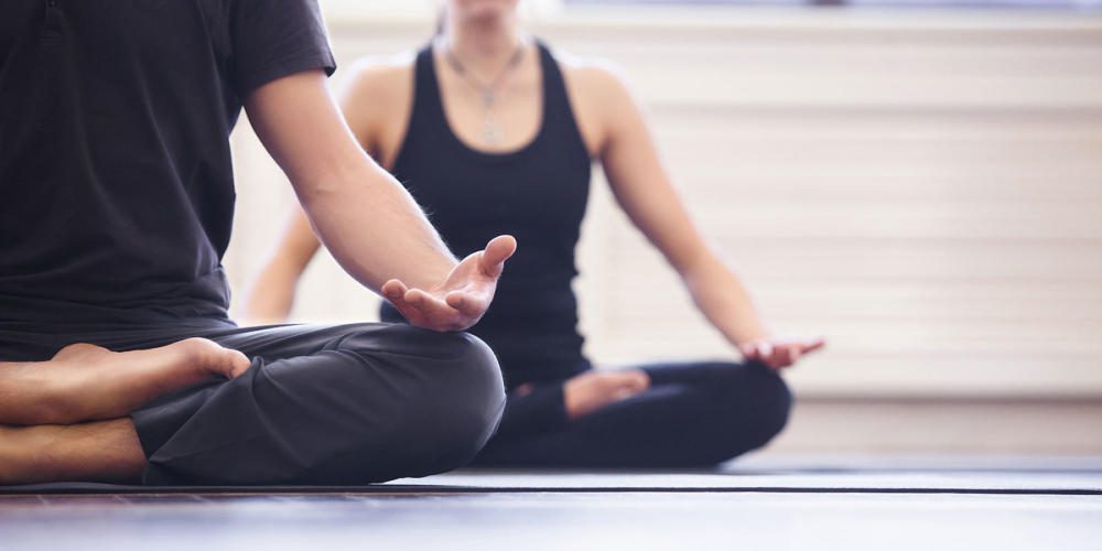 A group do meditation