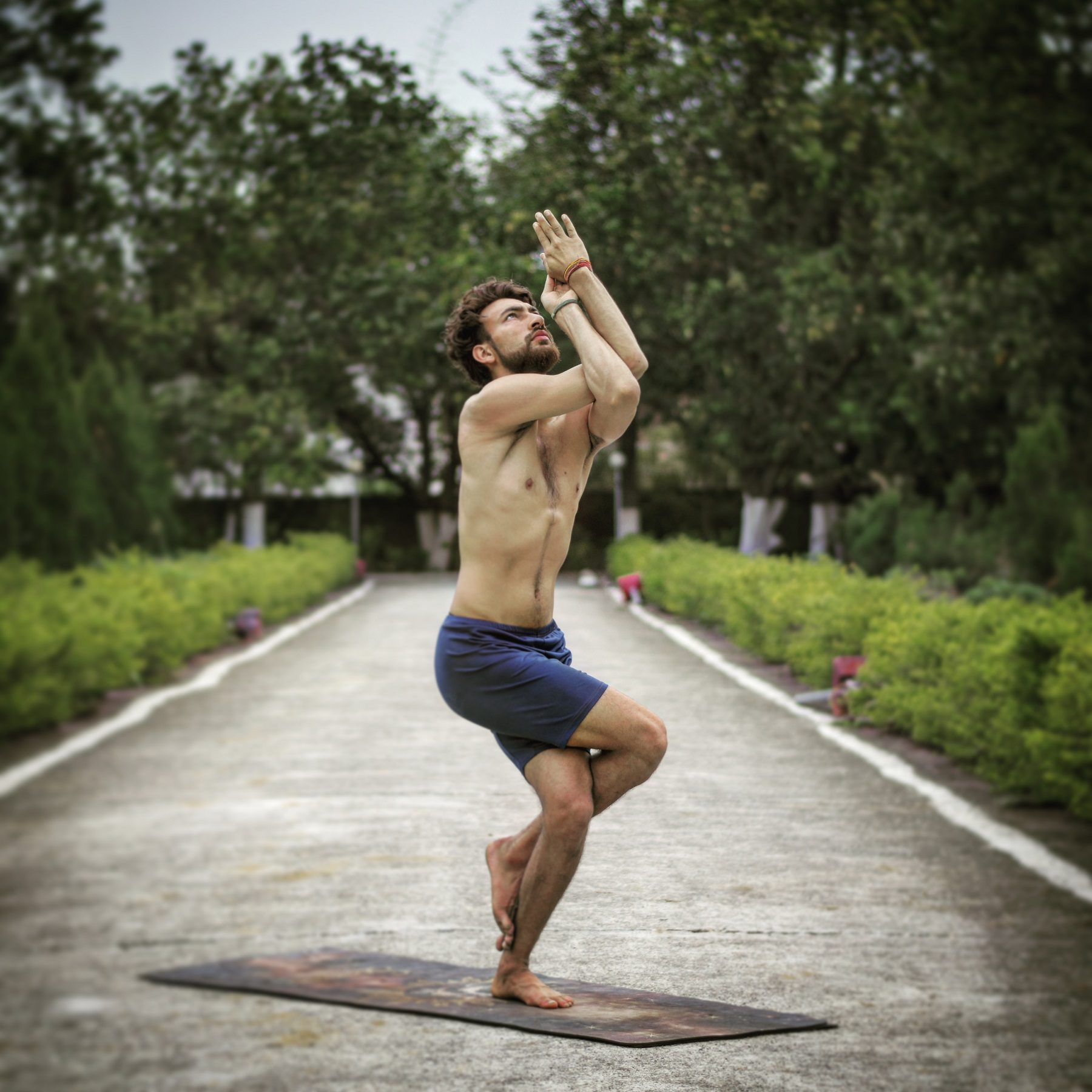 A Man do Yoga asana